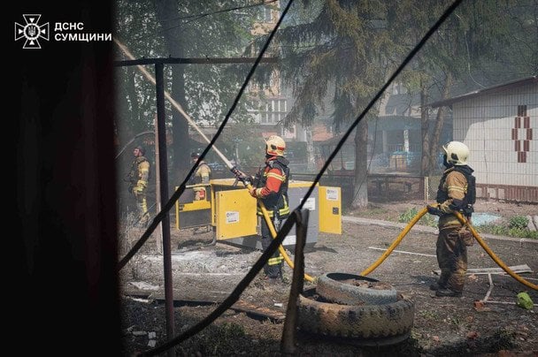 Атака РФ на Суми по дитсадку 6 травня. / © ДСНС України