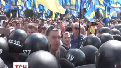 Хто вирішив підірвати зміни основного закону фронтовою зброєю