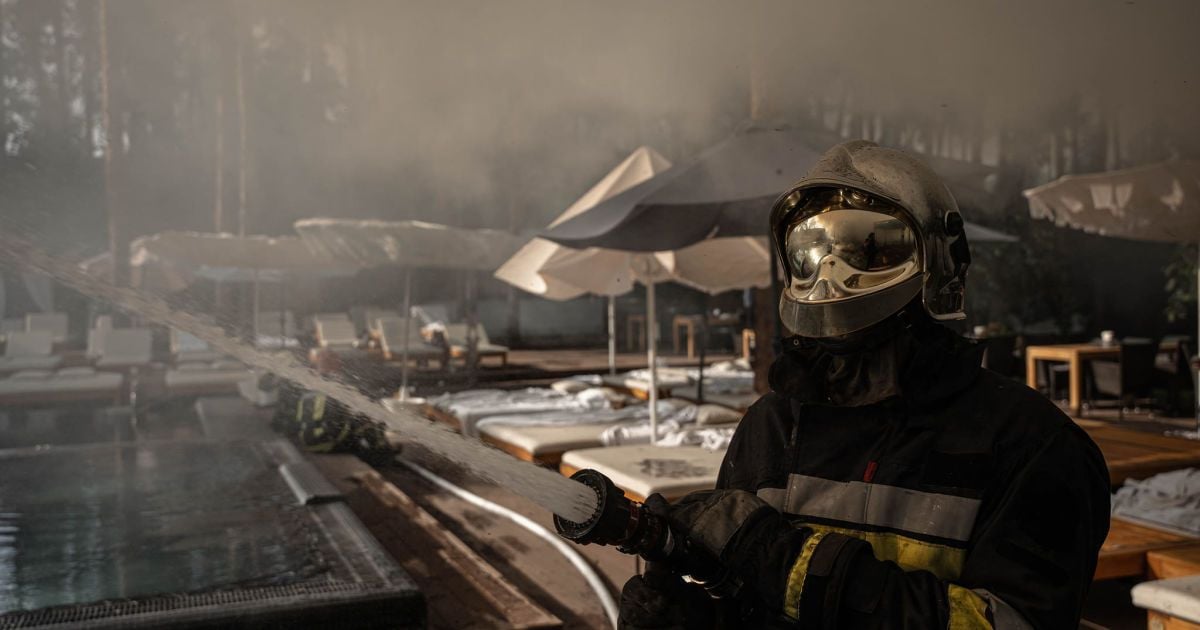 Рятувальники ліквідували пожежу на території заміського комплексу у Козині