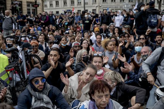 У Мельбурні антикарантинний протест переріс у сутички з поліцією