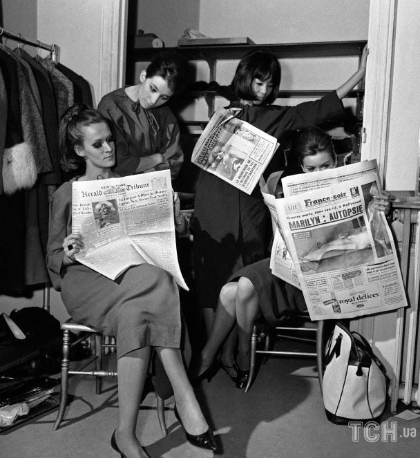 У майстерні паризького одягу Pierry Cardin чотири моделі читають новини про раптову смерть кінозірки Мерілін Монро / © Associated Press