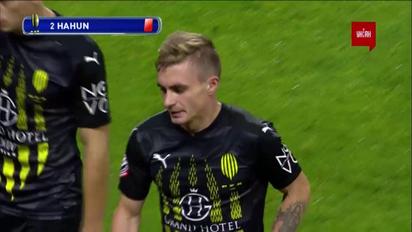 Зоря - Рух - 0:0.  Арбітр після перегляду VAR скасував жовту картку Гагуну і дав червону