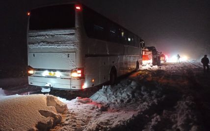 Одесса и область в снежном плену: перекрыты дороги, отменены рейсы и отрезаны села