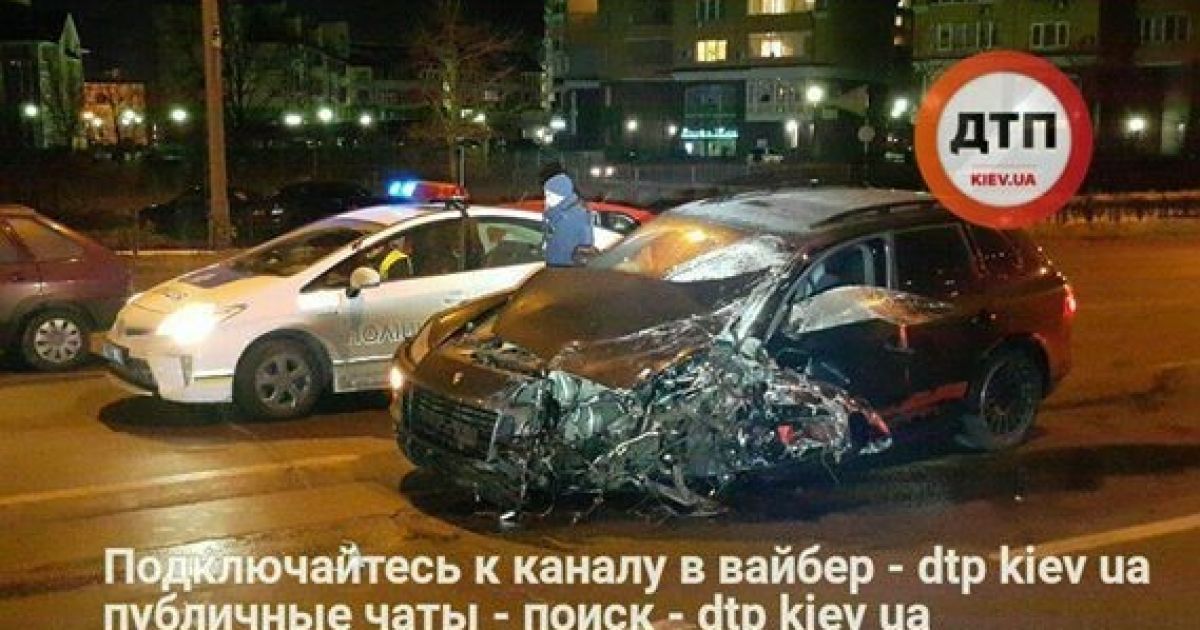 Пьяное ДТП в Киеве: Porsche Cayenne протаранил Mercedes Sprinter на встречной полосе