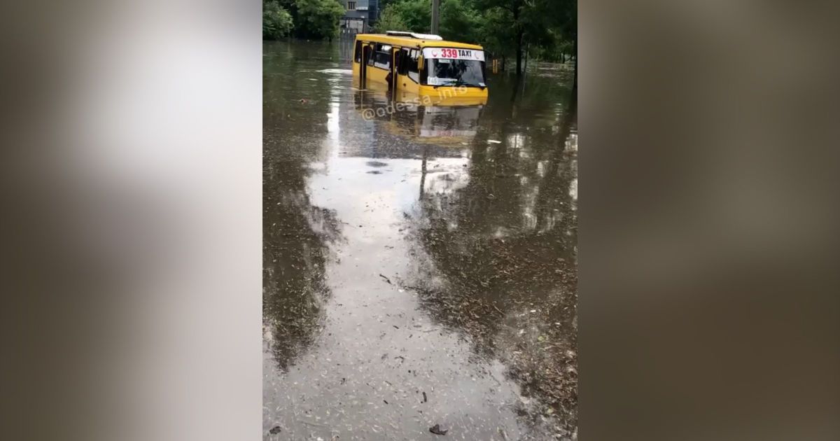 В Одесі через потоп затопило маршрутку з пасажирами