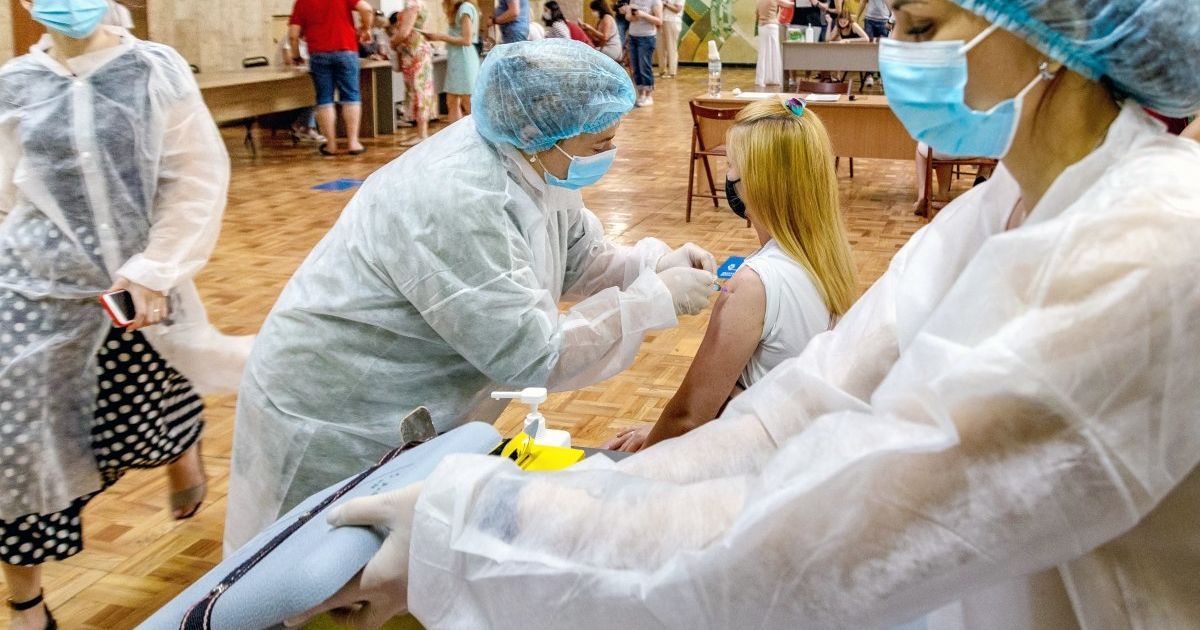 "Таких вакцин в Україні ще не було": стало відомо, чому Pfizer надходить до нас дрібними партіями