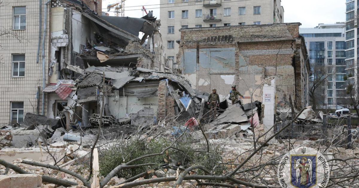 Разрушение в Киеве в результате ракетной атаки 25 марта