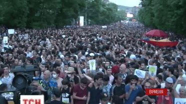 Армянский протест набирает обороты, в центре Еревана собрались тысячи людей