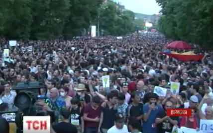 Поліція Вірменії закликала прибрати з мітингів ЕлектроМайдану дітей