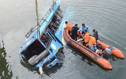В Індії переповнений автобус зірвався у річку, 36 загиблих