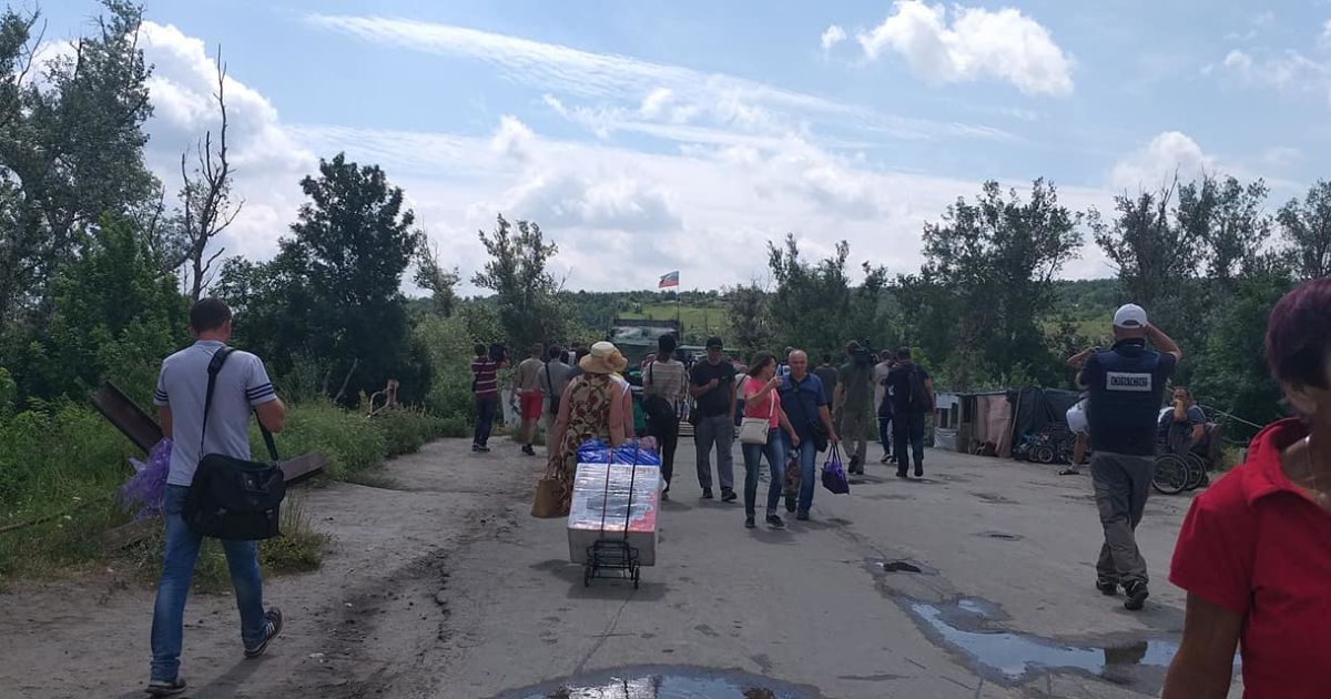 "Давайте робіть міст, щоб фашистів-галичан цих не було": що відбувається на "кордоні" у Станиці Луганській