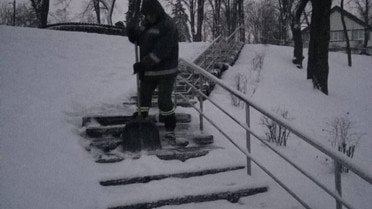 У Києві розчищають дороги від снігу