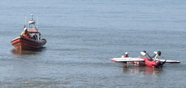 Літак здійснив аварійну посадку просто в море. Фото: скриншот.