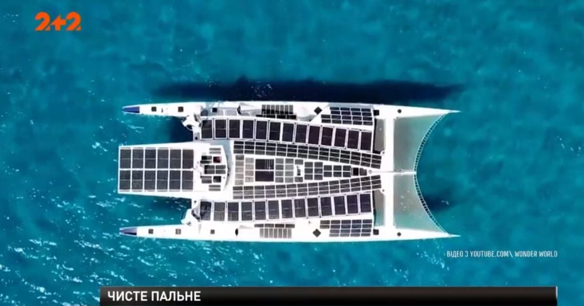 Катер на водні