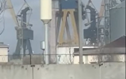 На николаевском судостроительном заводе мощный ветер столкнул краны весом 900 тонн