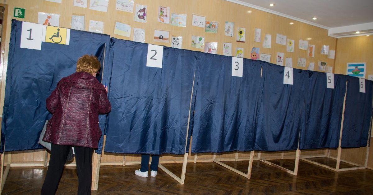 вибори, українці голосують у Херсоні_6 / © УНІАН