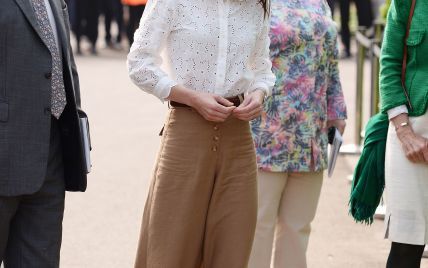 Новый стилист и новый образ: герцогиня Кембриджская в неожиданном наряде приехала в сад Челси