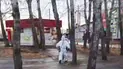 Жители поселка Шелехов в Иркутской области России сняли на видео рабочего в полном защитном снаряжении