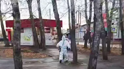 Мешканці селища Шелехов в Іркутській області Росії зняли на відео робітника в повному захисному спорядженні