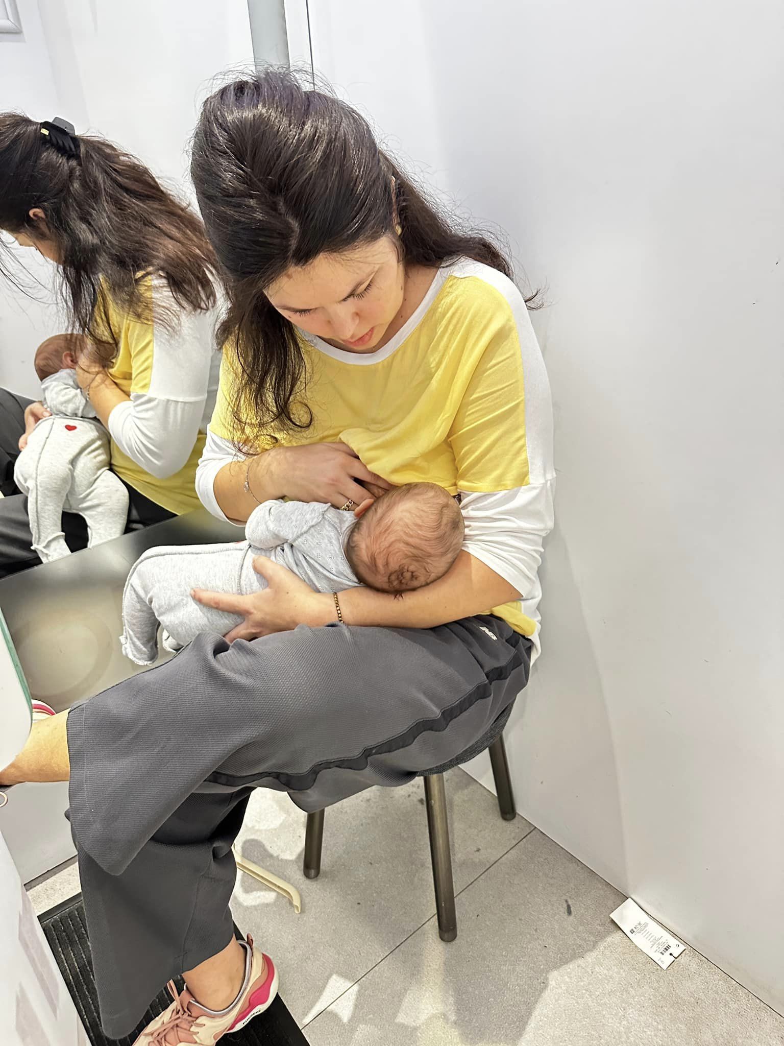 Женщина кормила ребенка в магазине одежды/Фото: Ирина Черныш / © 