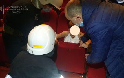 В Івано-Франківську школяр застряг в кріслі кінотеатру: його вирізали рятувальники