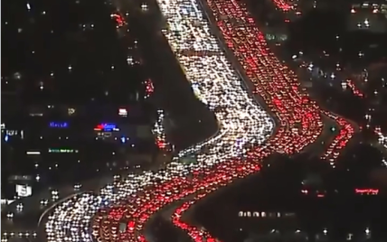Жахливі затори на автомагістралі в Америці показали на відео
