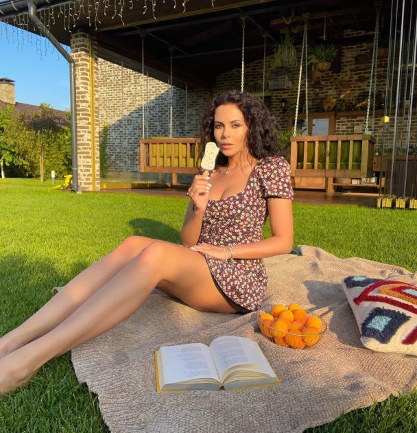 Настя Каменських на тлі свого будинку / © instagram.com/kamenskux