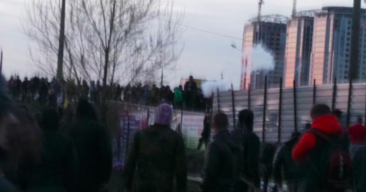 Невідомі у відповідь зсередини кидають димові шашки та петарди / © twitter.com/HromadskeTV