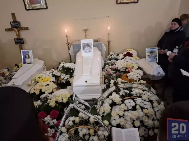 В Тернополе простились с Марией и двумя детьми, которых убила РФ — эмоциональные кадры