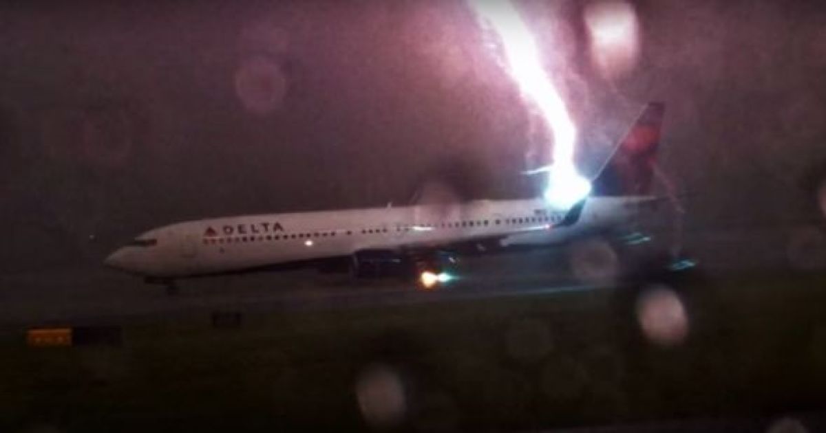 Пассажир другого самолета, ожидая взлета, снял этот момент на видео