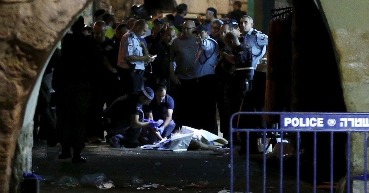 В результате атаки 19-летнего палестинца погибли два человека и трое получили ранения.