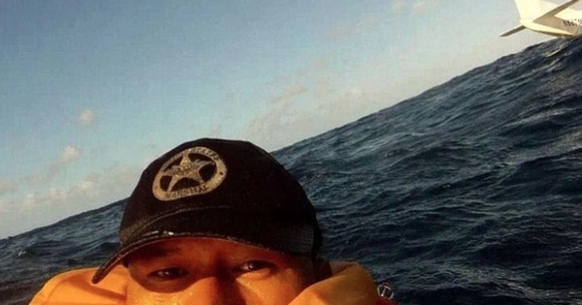 Хлопцю пощастило пережити авіакатастрофу біля Гаваїв. Треба було це зафіксувати / © Фото із соціальних мереж