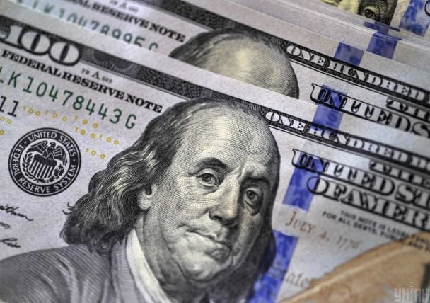 Курс валют на выходные, 3-4 мая: сколько стоят доллар, евро и злотый