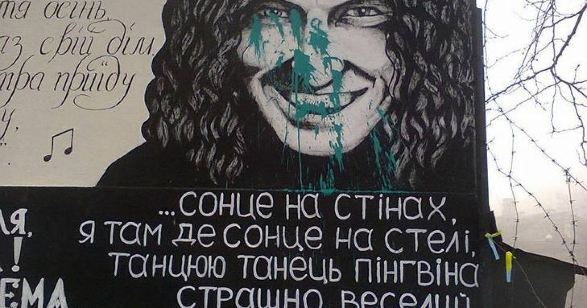 В Одессе вандалы облили краской памятник Кузьме "Скрябину"