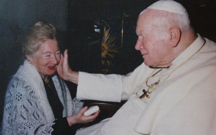 Папу Римского Иоанна Павла II заподозрили в близких отношениях с замужней женщиной