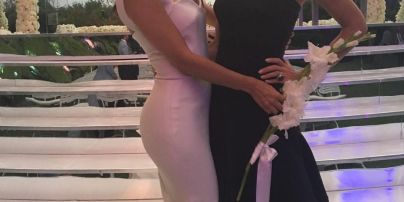 Женская дружба: Виктория Бекхэм показала, как помогала Лонгории надевать свадебное платье