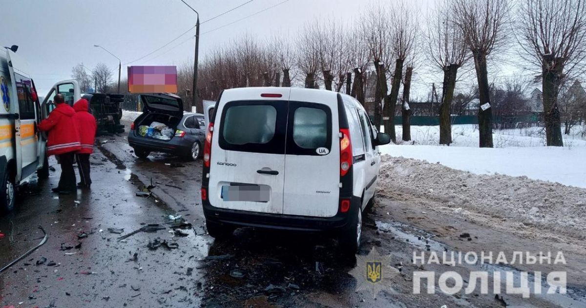 У Житомирі легковик протаранив конвойний автомобіль із арештантами, є постраждалі