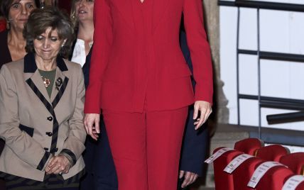 А їй пасує: королева Летиція в червоному костюмі сяяла на світській церемонії