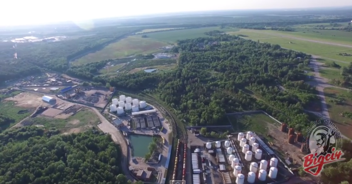 На видео видно нефтебазу до пожара и последствия катастрофы.