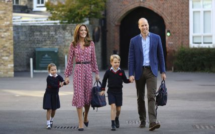 Красивые и в хорошем настроении: герцогиня Кембриджская и принц Уильям отвели детей в школу