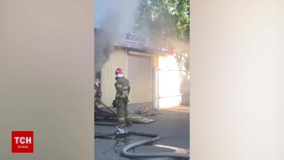 В Киеве возле метро "Черниговская" пылает помещение, где продают автозапчасти