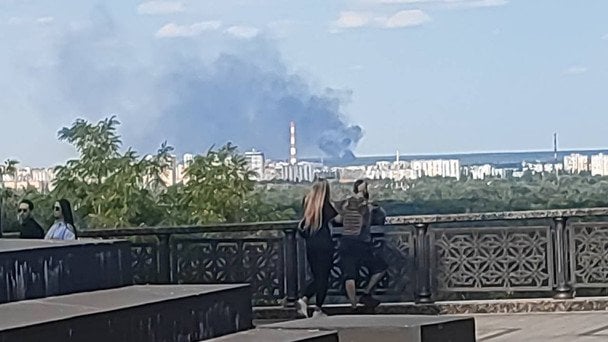 В Киеве раздался мощный взрыв: над столицей "валит" черный дым — что известно