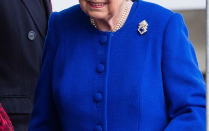 Ярче всех: 90-летняя королева Елизавета II затмила нарядом герцогиню Кембриджскую