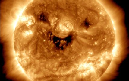 Астрономы NASA показали "улыбку" Солнца: фото