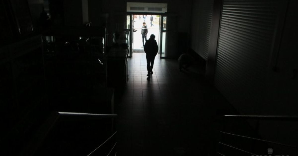 Відсутність електропостачання в Сімферополі. У ніч на 20 листопада в Херсонській області в результаті підривів електроопор були виведені з ладу дві з чотирьох магістральних ліній електропередач, через які здійснюється енергопостачання Криму, а також частини Херсонської та Миколаївської областей. Пізніше були пошкоджені опори інших ЛЕП. Крим частково забезпечується електроенергією за рахунок своїх генеруючих потужностей. / © УНІАН