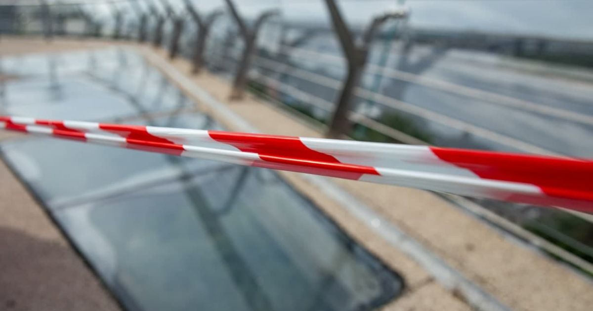На "мосту Кличка" у Києві знову пошкоджене скло: у КМДА назвали причину