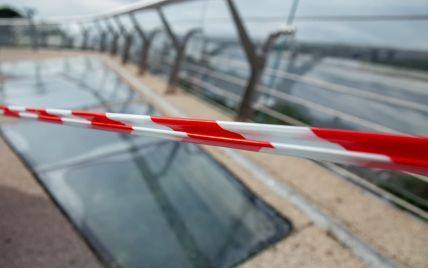 На "мосту Кличко" в Киеве снова поврежденное стекло: в КГГА назвали причину