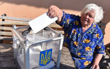 В Василькове людям выдали "материальную помощь" – теперь им напоминают проголосовать "правильно"