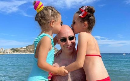 Дмитрий Гордон в плавках показался с тремя своими дочерьми на море