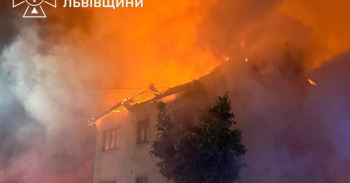 Охоплений вогнем будинок у Мурованому на Львівщині після атаки БпЛА